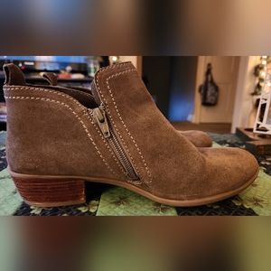 Diba olive green suede ankle low heel boots